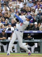 　米大リーグ、ロッキーズ戦の３回、30号２ランを放つドジャース・大谷翔平。６年連続で30本塁打に到達した＝18日、デンバー（共同）