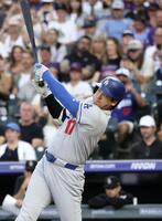 　ロッキーズ戦の３回、30号２ランを放つドジャース・大谷＝デンバー（共同）
