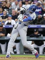　ロッキーズ戦の３回、30号２ランを放つドジャース・大谷＝デンバー（共同）