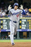 　ロッキーズ戦の３回、30号２ランを放ち、塁を回るドジャース・大谷＝デンバー（共同）