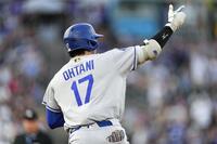 　ロッキーズ戦の３回、６年連続の30本塁打となる２ランを放ち、塁を回るドジャース・大谷＝デンバー（ＡＰ＝共同）