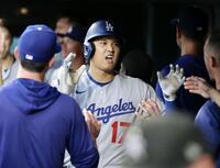 　ロッキーズ戦の３回、30号２ランを放ち、ベンチでおどけた表情を見せるドジャース・大谷＝デンバー（共同）