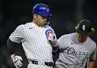 　ホワイトソックス戦の２回、遊ゴロに倒れたカブス・鈴木。右は一塁手村上＝シカゴ（共同）