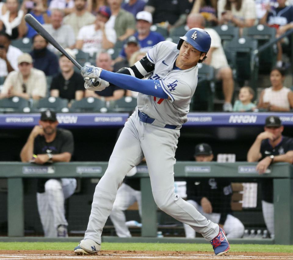 　ロッキーズ戦の１回、空振り三振に倒れたドジャース・大谷＝デンバー（共同）