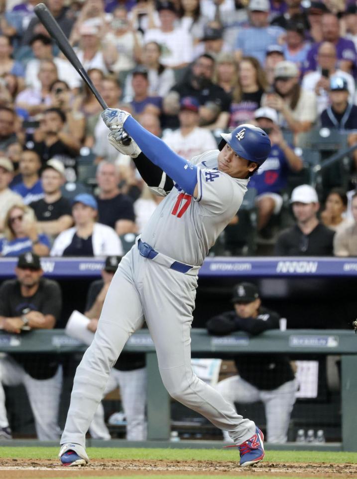　米大リーグ、ロッキーズ戦の３回、30号２ランを放つドジャース・大谷翔平。６年連続で30本塁打に到達した＝18日、デンバー（共同）