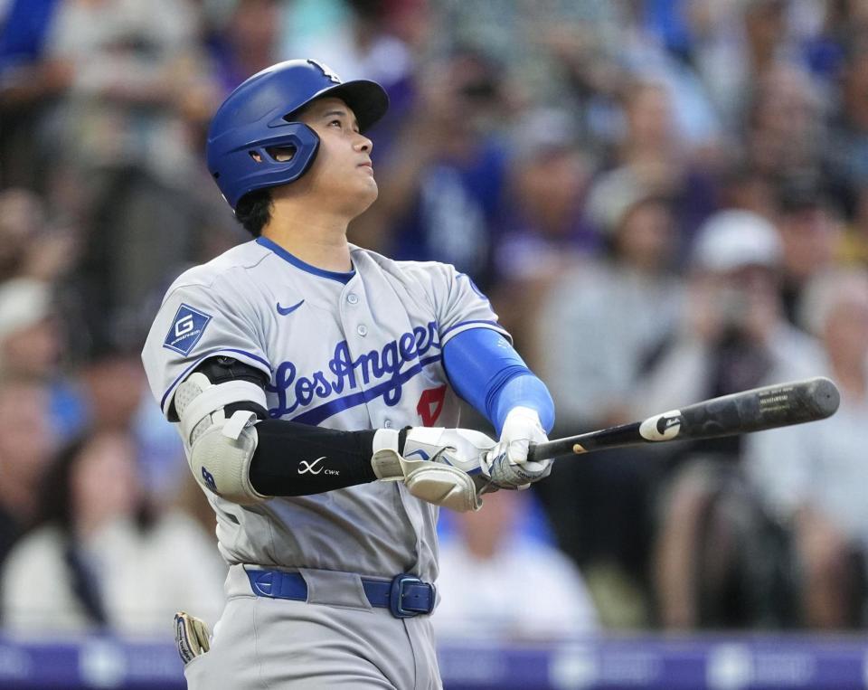 　米大リーグ、ロッキーズ戦の３回、６年連続の30本塁打となる２ランを放つドジャース・大谷翔平＝18日、デンバー（ＡＰ＝共同）