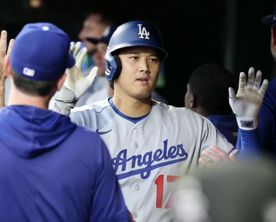 　ロッキーズ戦の３回、30号２ランを放ち、ベンチで迎えられるドジャース・大谷＝デンバー（共同）