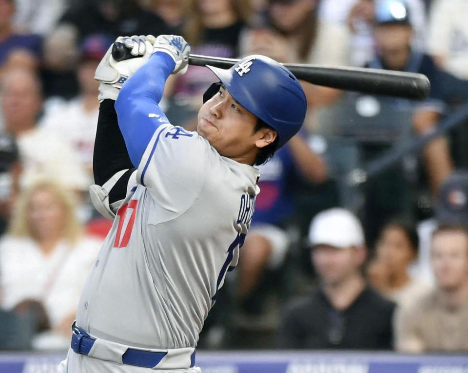 　ロッキーズ戦の３回、６年連続の30本塁打となる２ランを放つドジャース・大谷＝デンバー（ロイター＝共同）