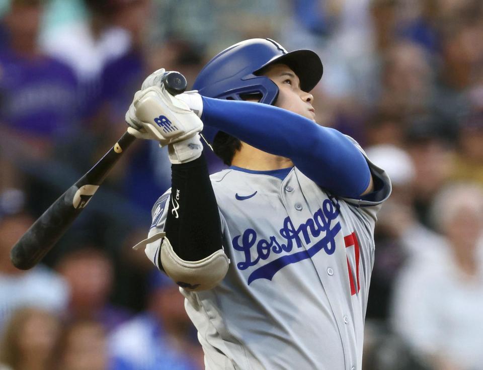 　ロッキーズ戦の３回、６年連続の30本塁打となる２ランを放つドジャース・大谷＝デンバー（ゲッティ＝共同）