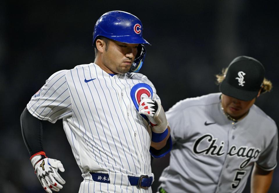 　ホワイトソックス戦の２回、遊ゴロに倒れたカブス・鈴木。右は一塁手村上＝シカゴ（共同）