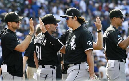 勝利し、チームメートとタッチを交わす村上（共同）