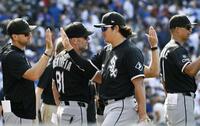 勝利し、チームメートとタッチを交わす村上（共同）