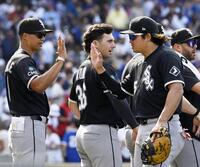 勝利し、ベナブル監督（左）とタッチを交わす村上（共同）