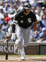 ３回、一ゴロに倒れる村上（共同）