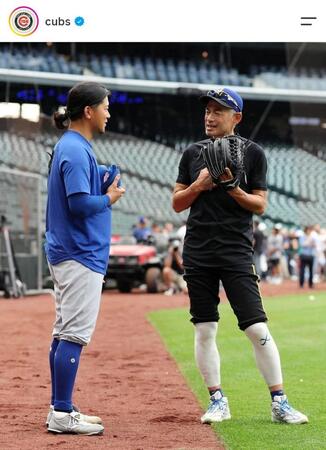 イチロー氏と言葉をかわす今永。カブスの公式インスタグラム（ｃｕｂｓ）より