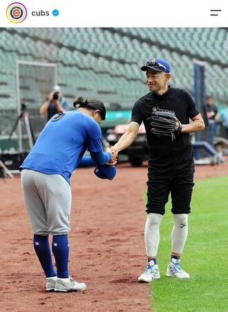 イチロー氏にあいさつする今永。カブスの公式インスタグラム（ｃｕｂｓ）より