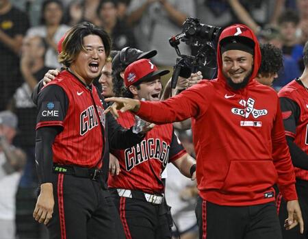 　メッツにサヨナラ勝ちし、喜ぶホワイトソックス・村上（左端）＝シカゴ（共同）