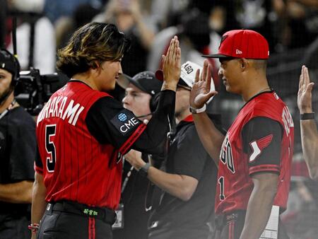 　メッツにサヨナラ勝ちし、ベナブル監督（右）とタッチを交わすホワイトソックス・村上＝シカゴ（共同）