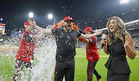 　メッツ戦でサヨナラ２ランを放ち、手荒い祝福を受けるホワイトソックスのロジャーズ＝シカゴ（共同）