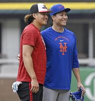 　試合前に写真に納まるホワイトソックス・村上（左）とメッツ・千賀＝シカゴ（共同）