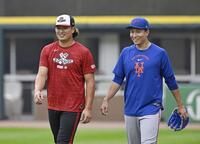 　試合前に談笑するホワイトソックス・村上（左）とメッツ・千賀＝シカゴ（共同）