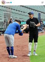 イチロー氏にあいさつする今永。カブスの公式インスタグラム（ｃｕｂｓ）より