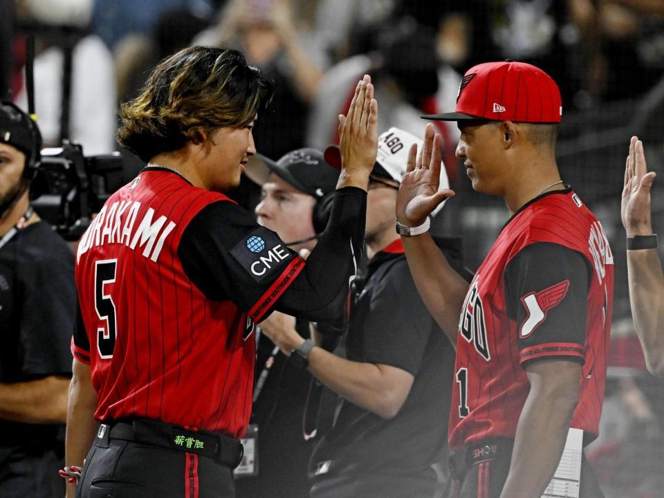 　メッツにサヨナラ勝ちし、ベナブル監督（右）とタッチを交わすホワイトソックス・村上＝シカゴ（共同）