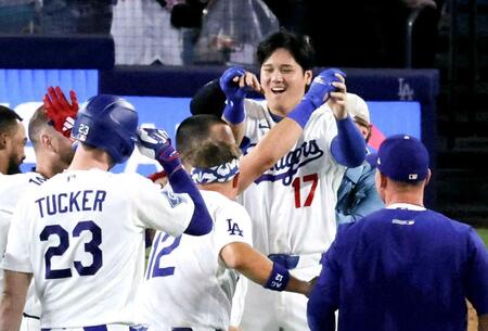 　パイレーツにサヨナラ勝ちし、タッチを交わすドジャース・大谷（共同）