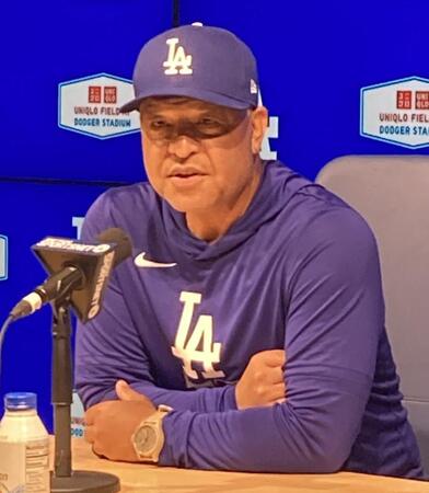 会見に出席したロバーツ監督（撮影・小林信行）