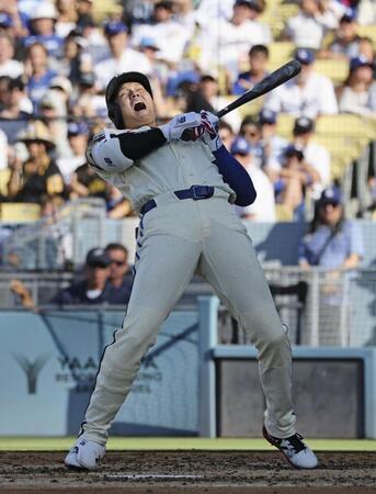 　パイレーツ戦の３回、投球をよけ声を上げるドジャース・大谷。四球で出塁する＝ロサンゼルス（共同）