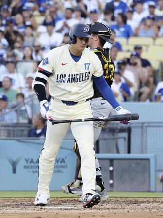 　パイレーツ戦の６回、空振り三振に倒れたドジャース・大谷＝ロサンゼルス（共同）