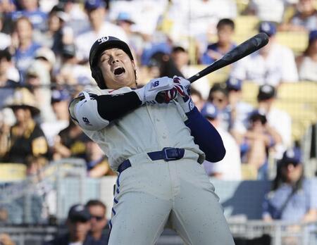 　パイレーツ戦の３回、投球をよけ声を上げるドジャース・大谷。四球で出塁する＝ロサンゼルス（共同）
