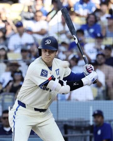 　パイレーツ戦の４回、四球を選ぶドジャース・大谷＝ロサンゼルス（共同）