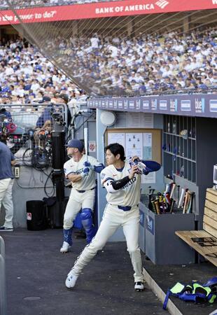　パイレーツ戦のベンチで打席の準備をするドジャース・大谷＝ロサンゼルス（共同）