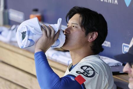 　パイレーツ戦のベンチで飲み物を口にするドジャース・大谷＝ロサンゼルス（共同）