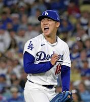 　３回、適時打を許し声を上げるドジャース・山本（共同）