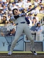 　パイレーツ戦の３回、投球をよけ声を上げるドジャース・大谷。四球で出塁する＝ロサンゼルス（共同）