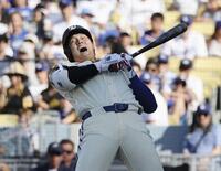 　パイレーツ戦の３回、投球をよけ声を上げるドジャース・大谷。四球で出塁する＝ロサンゼルス（共同）