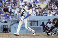 　パイレーツ戦の６回、空振り三振に倒れるドジャース・大谷＝ロサンゼルス（共同）