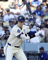 　パイレーツ戦の４回、四球を選ぶドジャース・大谷＝ロサンゼルス（共同）