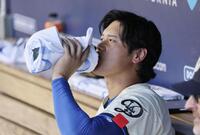 　パイレーツ戦のベンチで飲み物を口にするドジャース・大谷＝ロサンゼルス（共同）