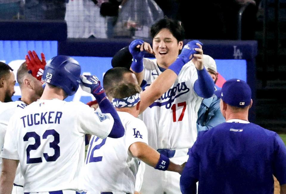 　パイレーツにサヨナラ勝ちし、タッチを交わすドジャース・大谷（共同）