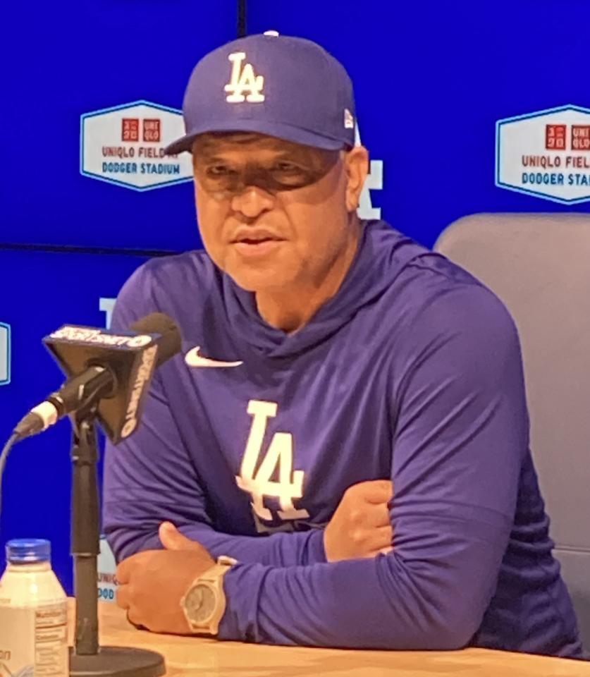 会見に出席したロバーツ監督（撮影・小林信行）
