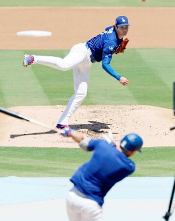 　パイレーツ戦前に実戦形式で投球するドジャース・大谷。打者スミス（共同）