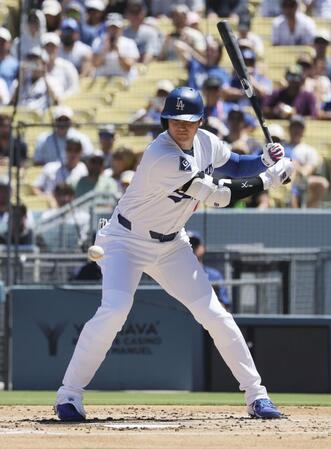 １回、四球を選ぶ大谷（共同）