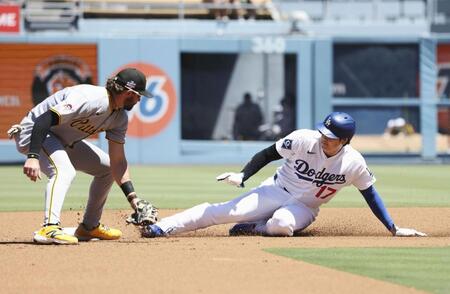 １回、二盗を決める大谷（共同）