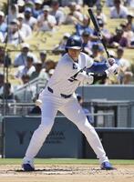 １回、四球を選ぶ大谷（共同）