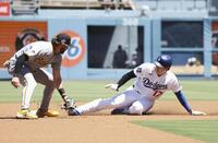 １回、二盗を決める大谷（共同）