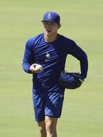 キャッチボールを行う山本（共同）
