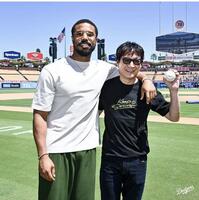 マイケル・Ｂ・ジョーダンとキー・ホイ・クァン（ロサンゼルス・ドジャース提供）